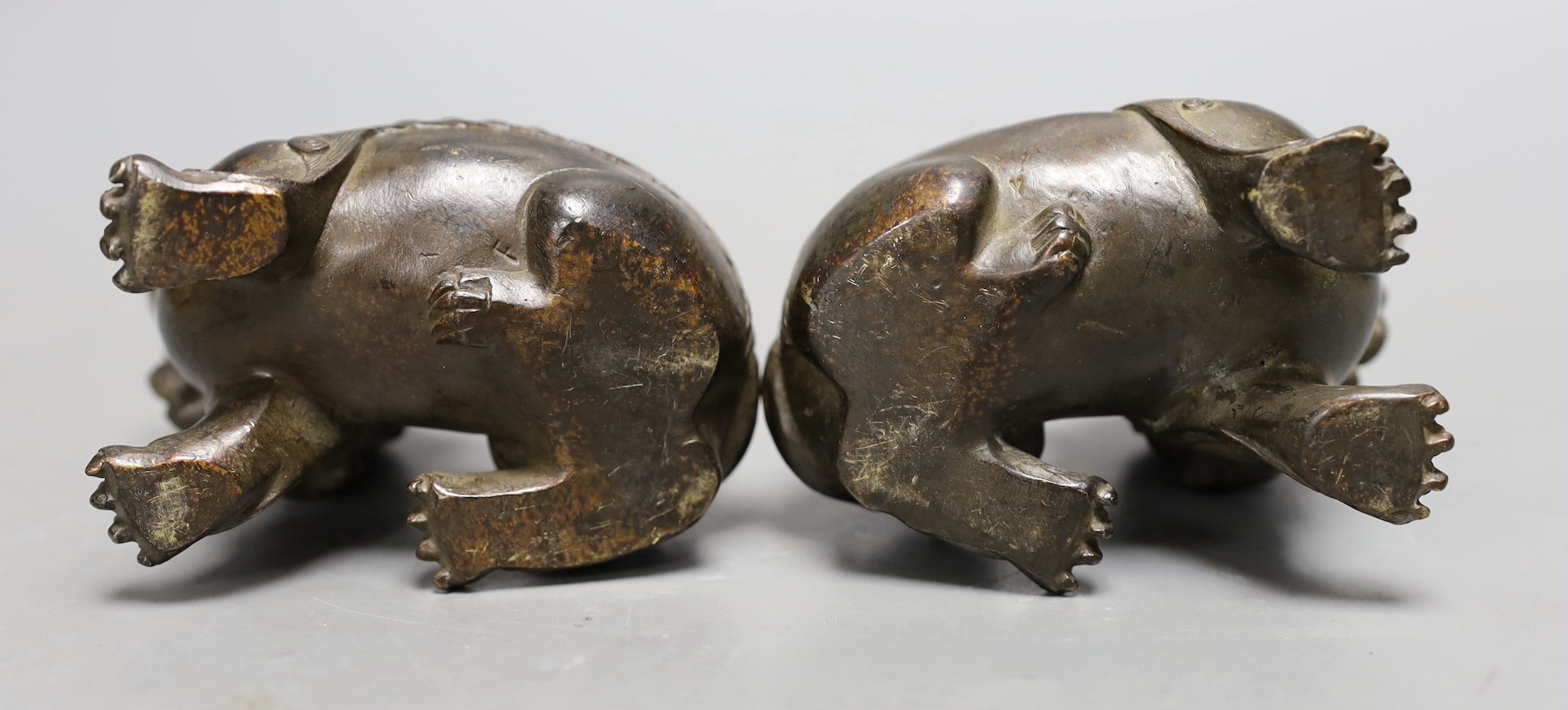 A pair of 18th/19th century Chinese or Japanese bronze lion-dog figures, 8cms high